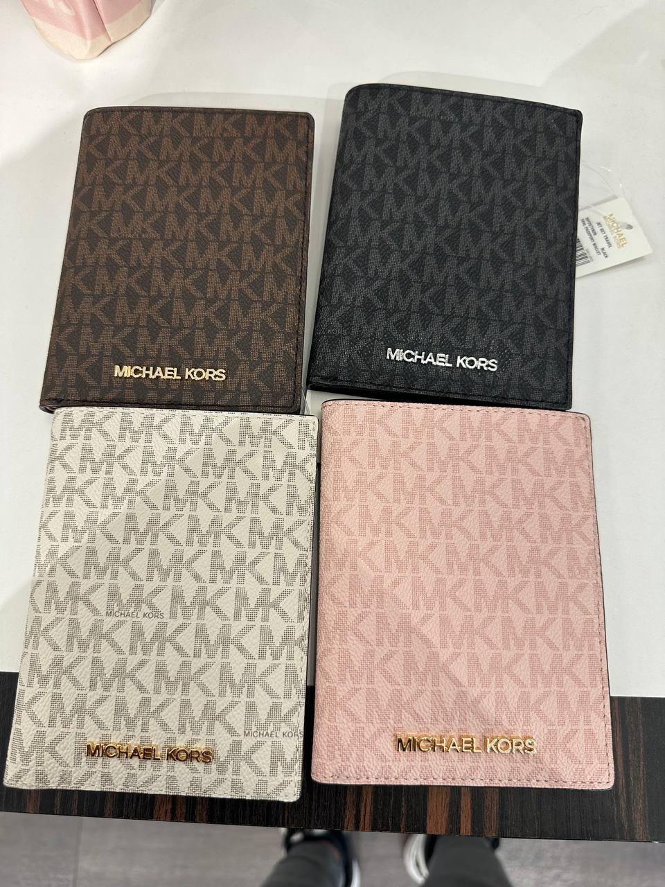 Michael kors jet set passport clearance wallet