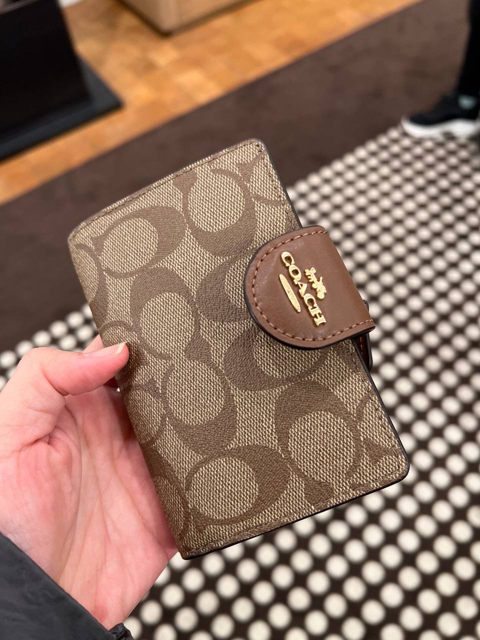 (USA Ready Stock) coach medium corner zip wallet khaki saddle