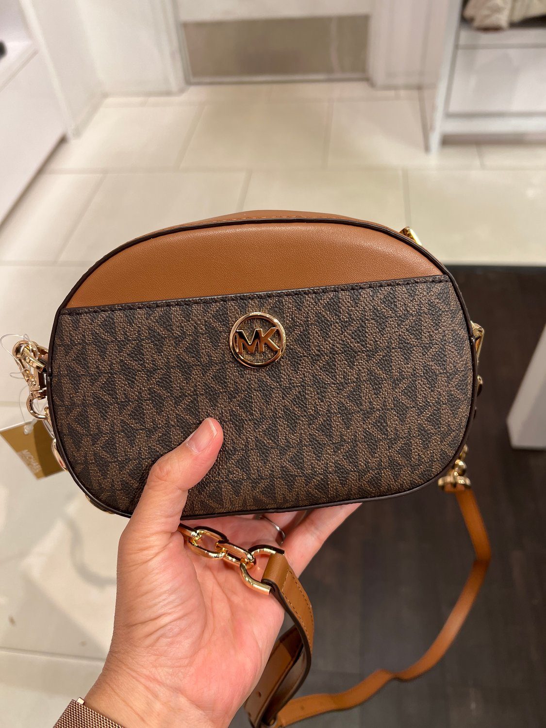 (USA Ready Stock) Michael Kors glam oval crossbody in signature brown